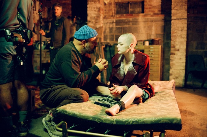 『ブゴニア』メイキング (C) 2025 FOCUS FEATURES LLC.LLC.