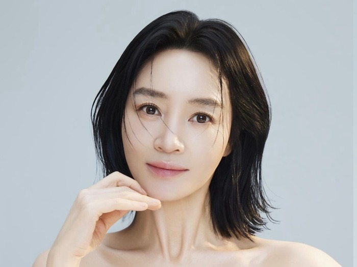 “時を味方につけた” 女優キム・ヘス、55歳の品格と透明感がすごい!【PHOTO】