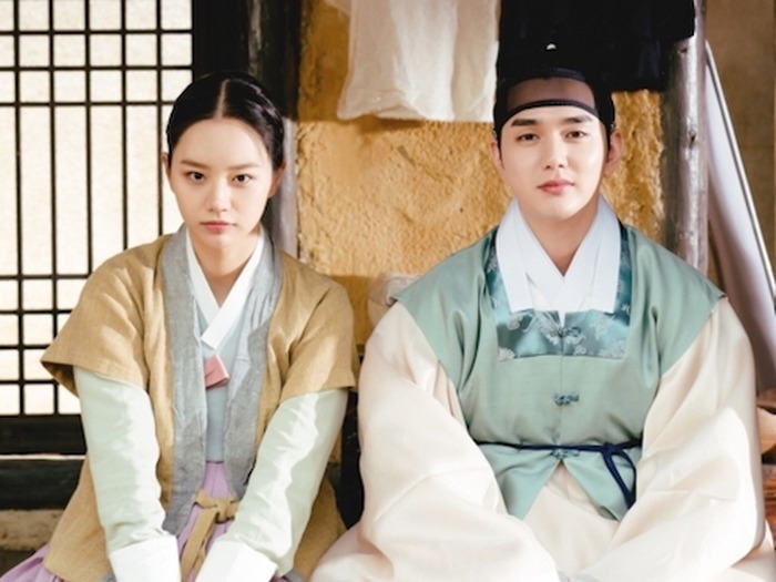 『花が咲けば、月を想い』の“お似合いすぎる”ツーショット公開。放送が待ち遠しい!【PHOTO】