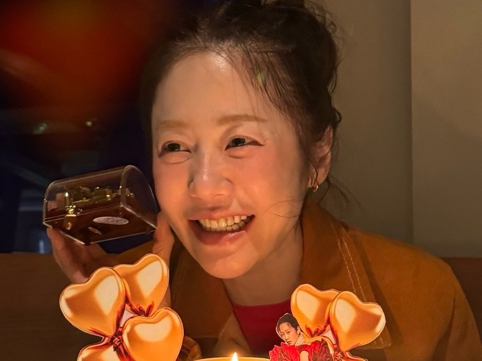 コ・ヒョンジョン、“すっぴん美貌”で幸せを噛み締めた！誕生日パーティーで少女のような笑顔【PHOTO】