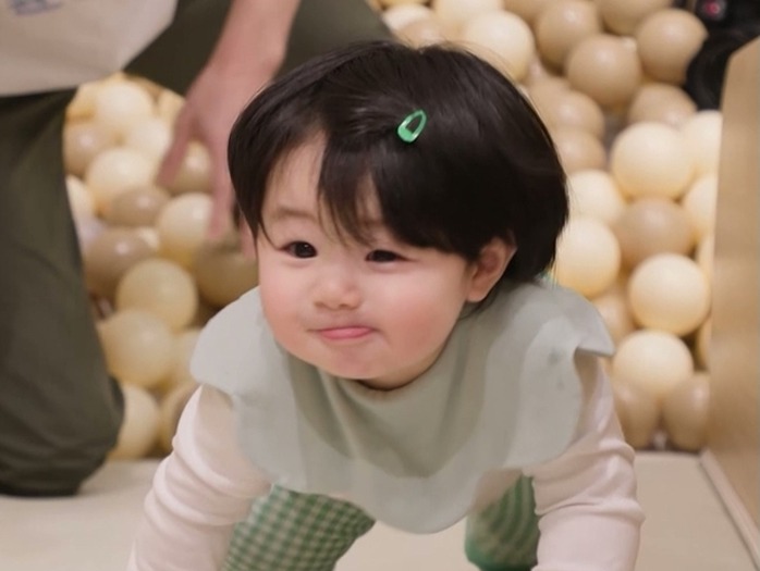 シム・ヒョンタクの愛息ハルくん、巨大すべり台登りに大奮闘！“驚きの成長ぶり”