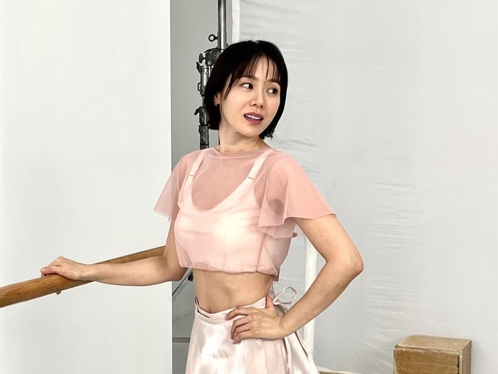 女優ソン・イェジン、引き締まった腹筋に目が釘付け!デビュー当時のようなビジュアル【PHOTO】