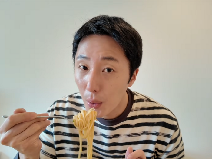 『太陽を抱く月』チョン・イル、日本で一人暮らし中！手際が良すぎる「料理男子」っぷり炸裂【PHOTO】