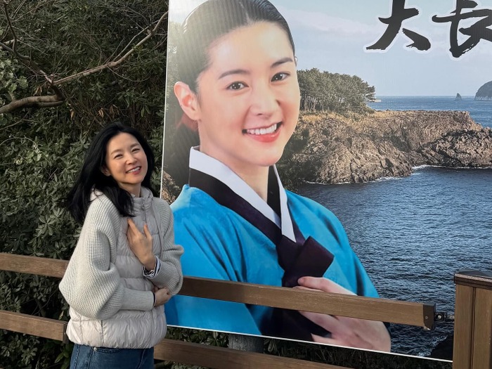 イ・ヨンエ、『チャングム』の撮影地で涙が出るほど「胸いっぱい」。“本物参上”にほっこり【PHOTO】