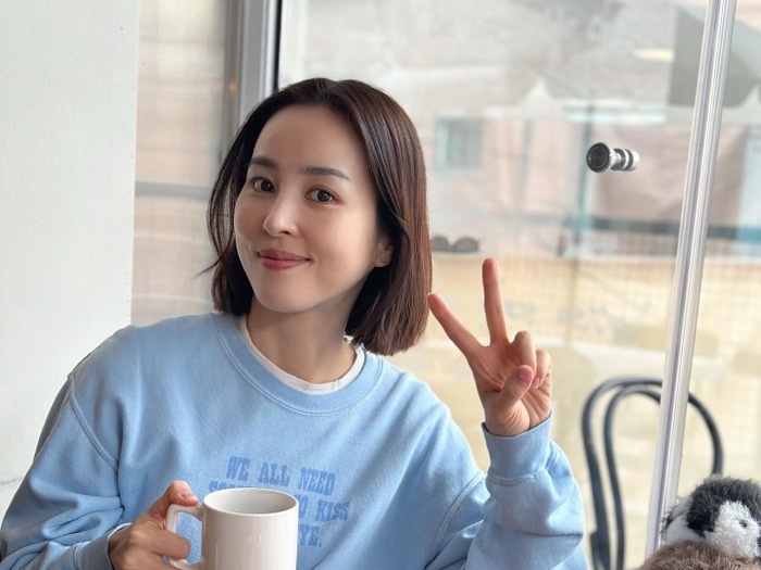 『朱蒙』女優ハン・ヘジン、本当に40代!? 日常の1コマで見せた“奇跡の若見えビジュアル”【PHOTO】