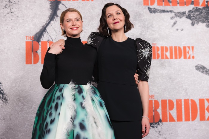 マギー・ギレンホール監督＆ジェシー・バックリー『ザ・ブライド！』©2026 Warner Bros. Entertainment Inc. All Rights Reserved.