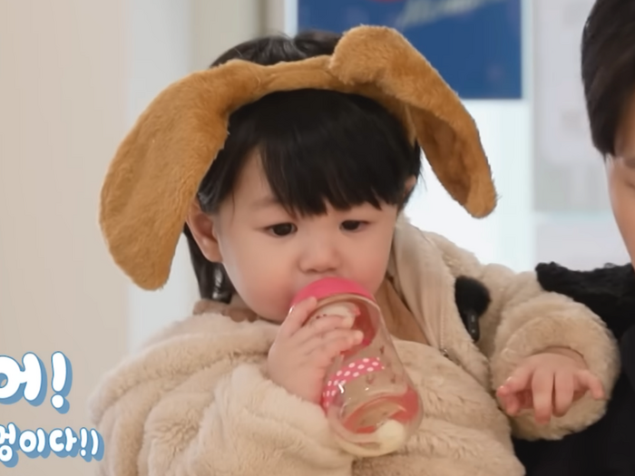 シム・ヒョンタクの愛息ハルくん、人生初の“ガールフレンド”登場！愛らしい犬耳姿で猛アピール