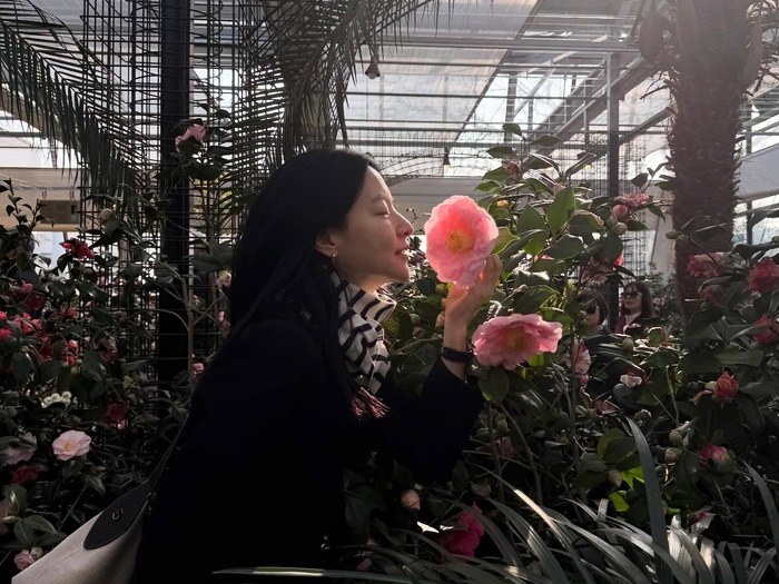 女優イ・ヨンエ、椿の庭園でエレガントさ全開！まるで“絵画のような”近況写真【PHOTO】