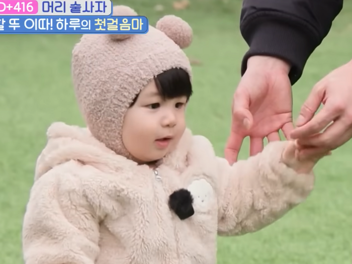 シム・ヒョンタクの愛息ハルくん、生後416日目でよちよち歩き大成功!パパは「手繋いで歩くのが一生の願いだった」と感涙