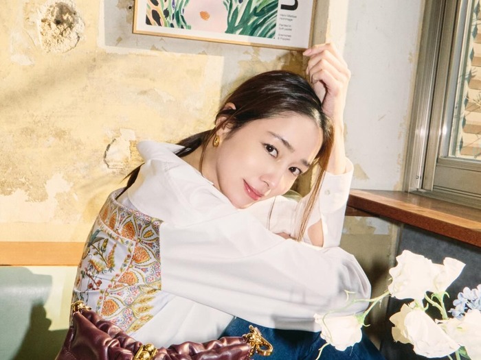 イ・ミンジョン、白シャツ×デニムの清純ビジュアルを披露…“春の女神降臨”【PHOTO】