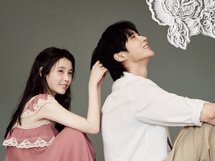 「ガチ結婚かと…」IU&ビョン・ウソク、ネットを騒然とさせた“招待状”の正体【PHOTO】