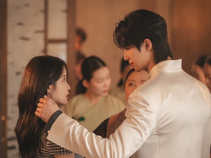 『麗』以来10年ぶりの再会！IU＆ビョン・ウソクが『21世紀の大君夫人』で魅せる完璧な“夫婦ケミ”に期待大