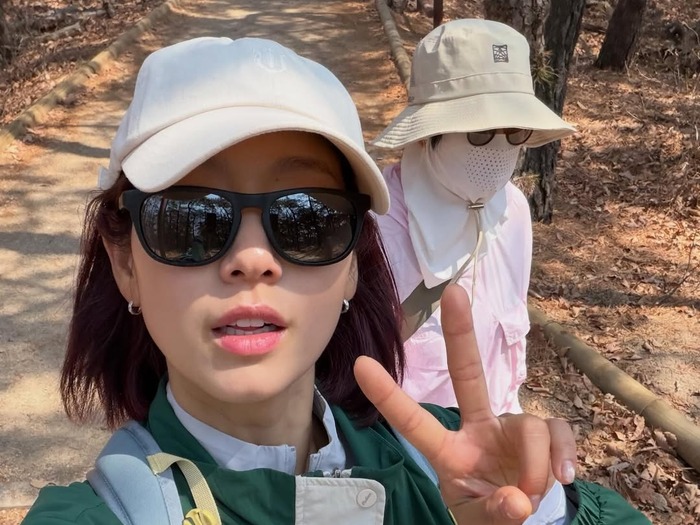 育児から解放されたパク・シネの近況。元気に登山中の姿に“ほっこり”【PHOTO】