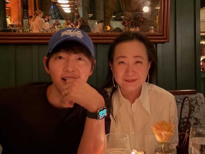 “次回作の相談？” ソン・ジュンギ、『Pachinko パチンコ』原作者と米国で親交を深めた！【PHOTO】