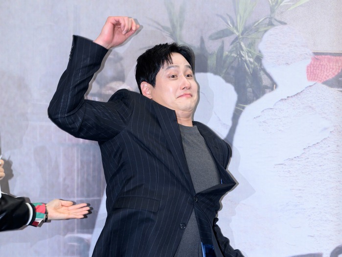 「ゴリラみたいに写ってて…」制作発表会で転倒寸前だったパク・ヘジュン、自虐コメントで会場爆笑！【PHOTO】