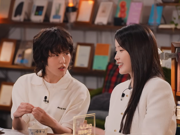 イ・ジョンソクと交際中のIU、自身の“恋愛観”を明かす！ビョン・ウソクら共演陣との爆笑トーク