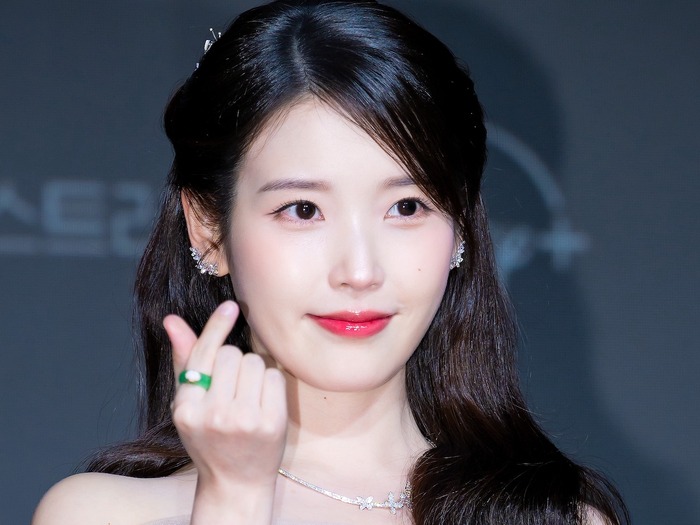 “国民の妹”から韓国が誇るスターに。歌も演技も限界知らず「IU」の才能に迫る！