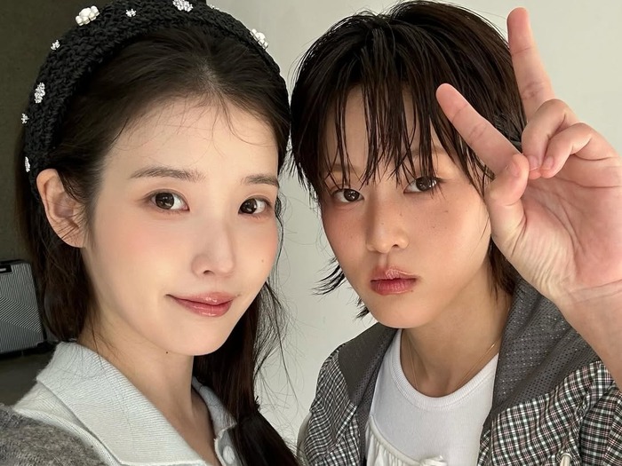 『21世紀の大君夫人』で共演中のIU&イ・ヨン、密着ショットで仲の良さをアピール!【PHOTO】