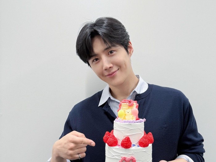 40歳になった俳優キム・ソンホ、日本での近況。誕生日ケーキを手に優しく“えくぼスマイル”【PHOTO】