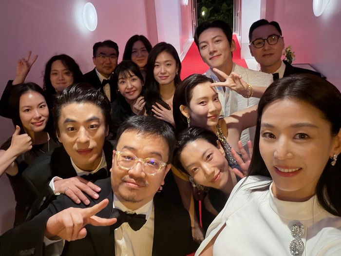 カンヌ入りした女優チョン・ジヒョン、お茶目なオフショット公開！【PHOTO】