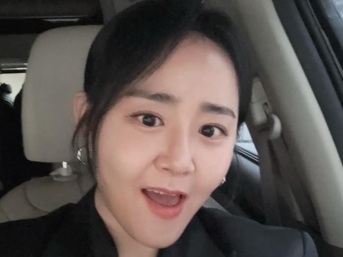 希少疾患を乗り越えた“元祖国民の妹”ムン・グニョン、スタイリッシュな装いで授賞式に出席【PHOTO】