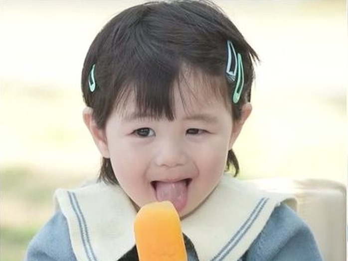“モグモグ顔“が可愛いすぎる♥シム・ヒョンタクの愛息ハルくん、生れて初めてのアイスクリームを食べた反応は…