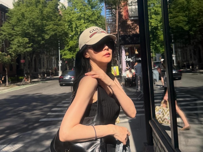 イ・ヨンエ、NYの街角でも圧倒的な存在感！飾らない私服姿で放った“オーラ”【PHOTO】