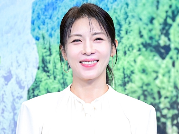 女優ハ・ジウォン、23年ぶりに音楽番組に電撃出演!伝説の楽曲『ホームラン』をステージで完全再現
