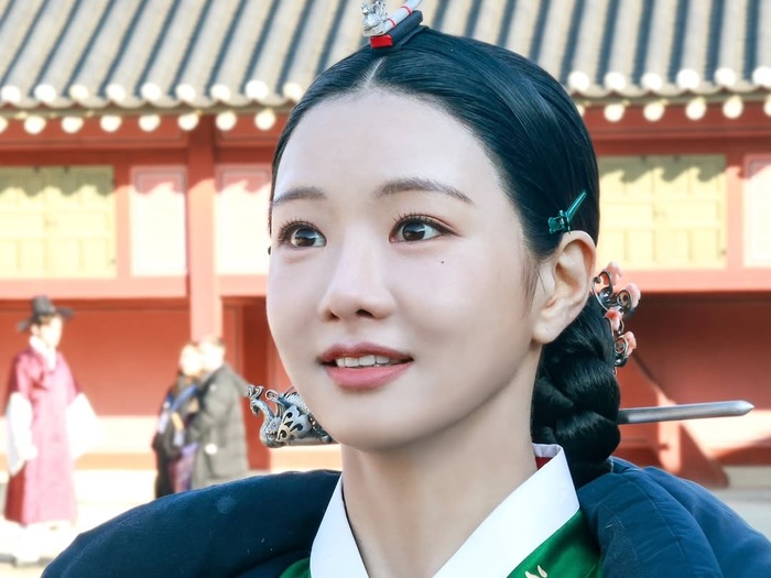 『素晴らしき新世界』女優イ・セヒ、麗しい韓服姿のオフショット公開！“大根演技のトップスター”役に絶賛の声