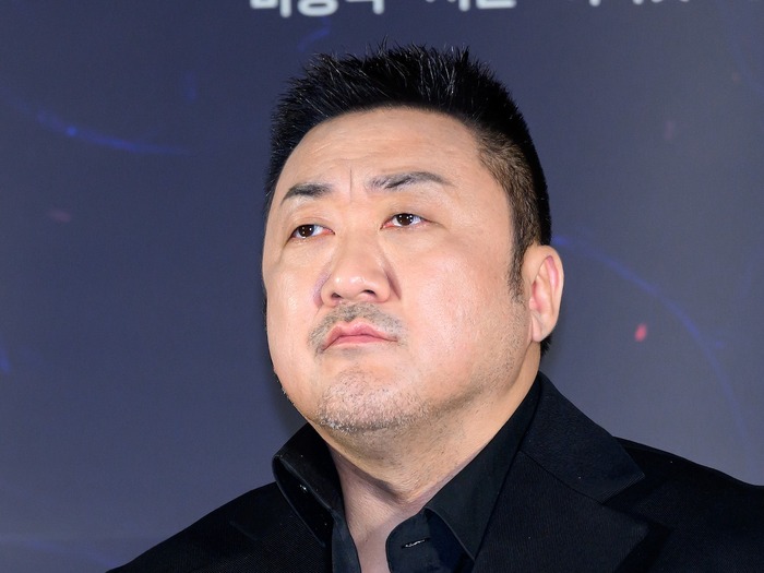 『犯罪都市』俳優マ・ドンソクに悲報。本日未明に父親が死去、妻とともに弔問客を迎える