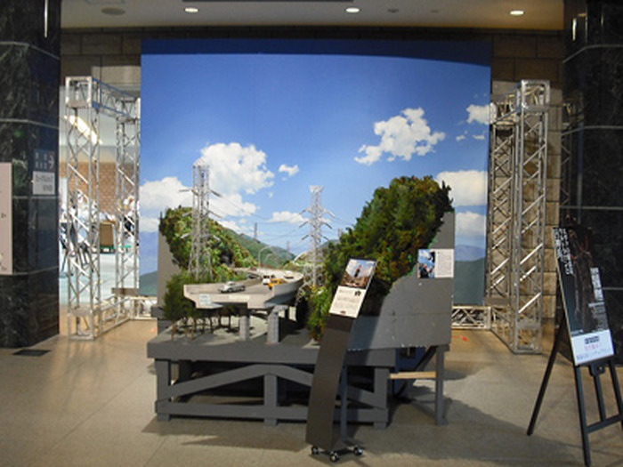 『特撮博物館』新潟展で開催前に特別先行展示！円谷作品すべてを手がけた背景・島倉二千六による「強遠近法ミニチュアセット」登場