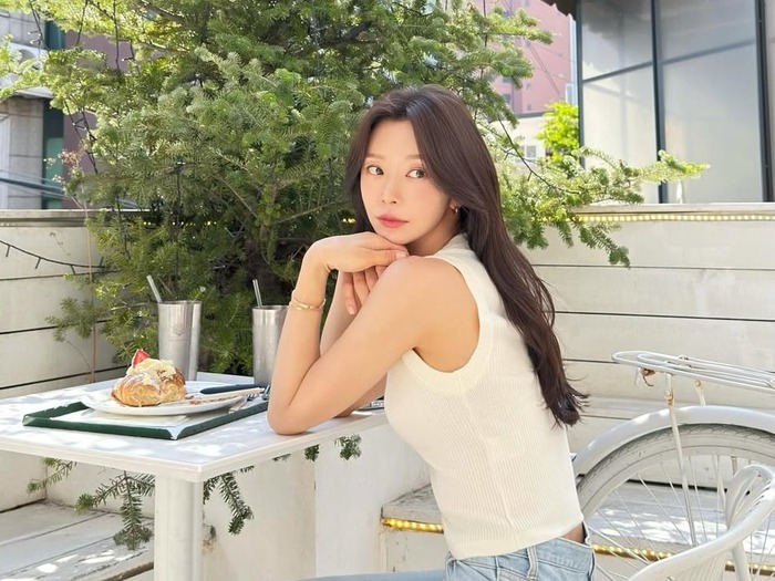 女優イ・ジュビン、花咲くテラスで美しさ全開!爽やかなカフェタイムに反響【PHOTO】