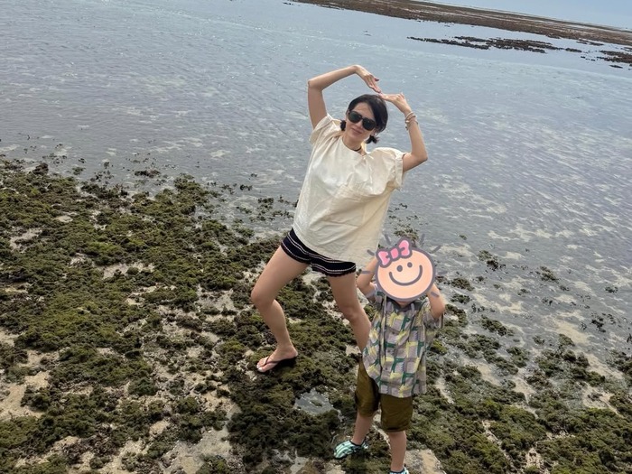 「どっちが子供?」ソン・イェジン、3歳の息子と海を満喫!“ヒョンビン目線”の旅行ショット【PHOTO】