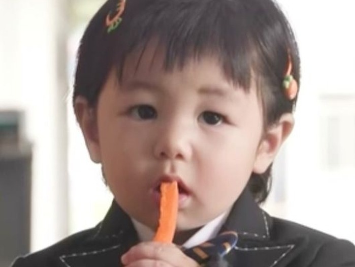 シム・ヒョンタクの愛息ハルくん、乗馬服姿で“赤ちゃん騎手”に変身！溢れるファンサービスも