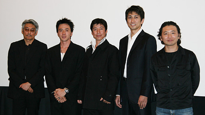 『黒帯　KURO-OBI』初日に駆けつけた（左から）長崎監督、八木明人、中達也、神尾佑、飯田譲治