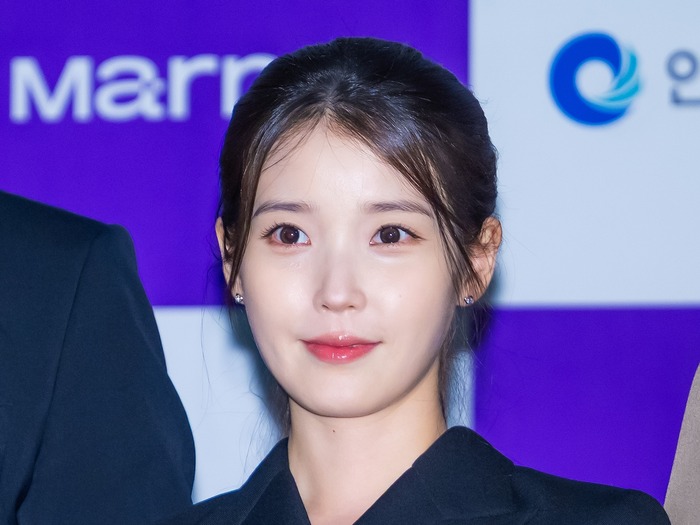 IU、俳優イ・ジョンソクとの4年の交際に終止符。恋人から“10年来の男友達”へ