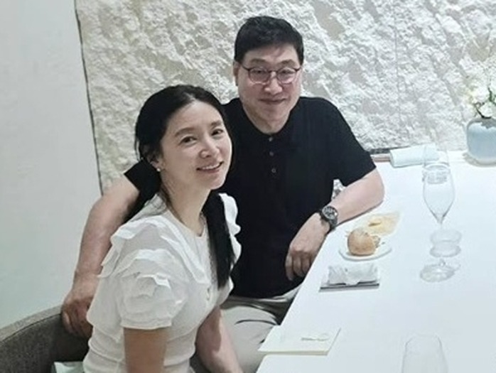 イ・ヨンエ夫婦の近況をキャッチ!20歳年上の夫同伴でディナーを楽しむ仲睦まじい姿