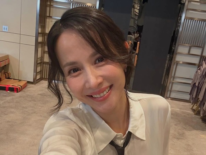 “可愛すぎる45歳” チョ・ヨジョン、プロモ中に見せた“圧巻ビジュアル”に絶賛の嵐!【PHOTO】