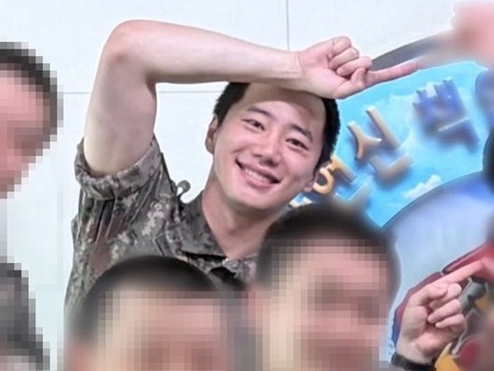 坊主頭でもイケメン!入隊中の俳優イ・ジュニョン、同期との愉快な“軍隊ショット”が話題!