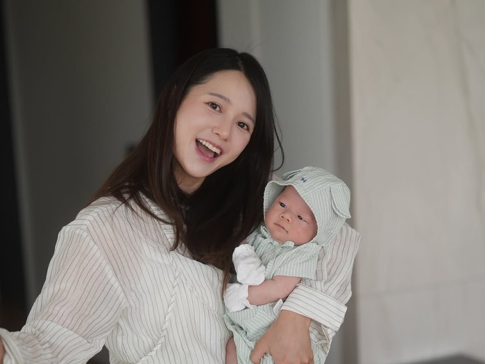 『太陽を抱く月』女優ナム・ボラ、愛息にメロメロ!緊急帝王切開での出産から1カ月の近況【PHOTO】