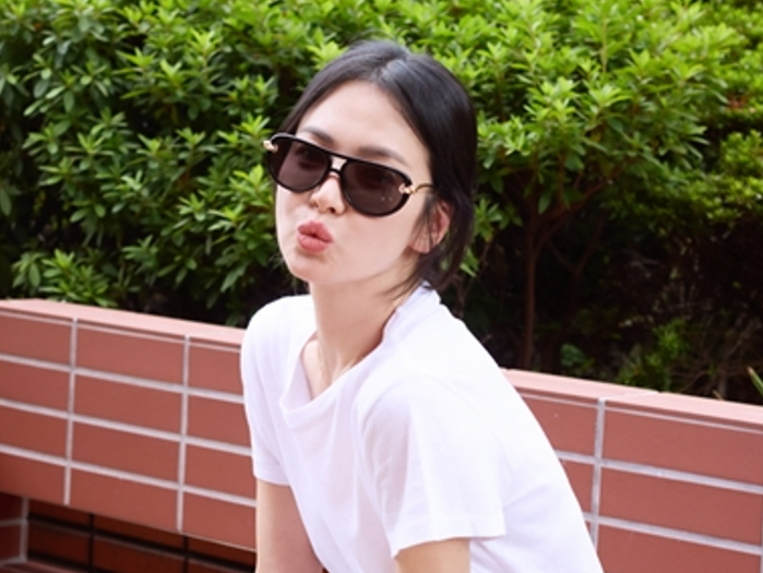 「白T×ジーンズ」でも圧倒的オーラ!女優ソン・ヘギョの何気ない日常写真に憧れる【写真】