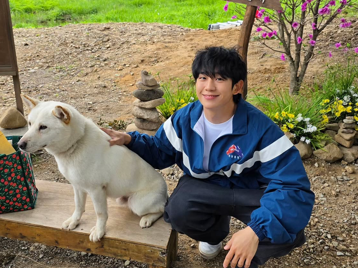 「どっちがワンちゃん?」チョン・ヘインの癒やしパワー全開なオフショットにファン悶絶!【写真】