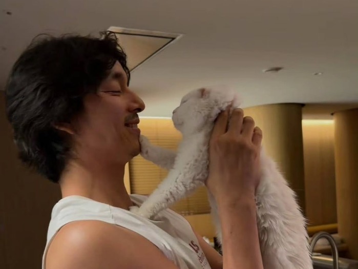 俳優コン・ユ、愛猫コンコンの旅立ちを追悼「僕と似ている君が好きだった」【写真】
