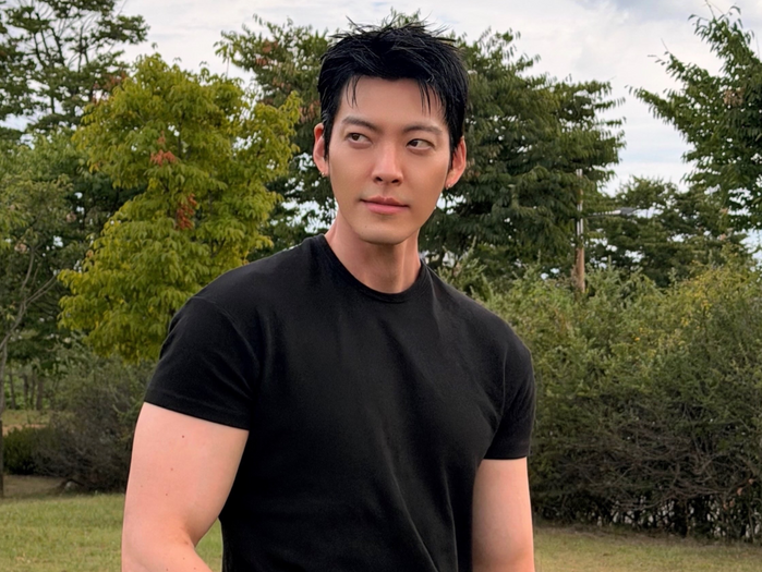 俳優キム・ウビン、“規格外の肉体美”に熱視線!シンプル服で魅せる究極の神スタイル【写真】