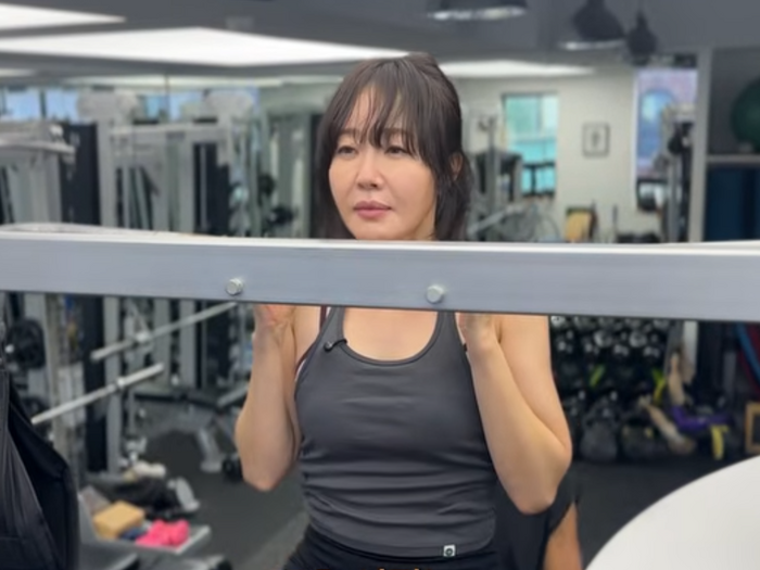 「ボトル18本を埋め込んでも筋トレ!?」女優オム・ジウォン、粉砕骨折からの壮絶すぎる“過酷な現実”