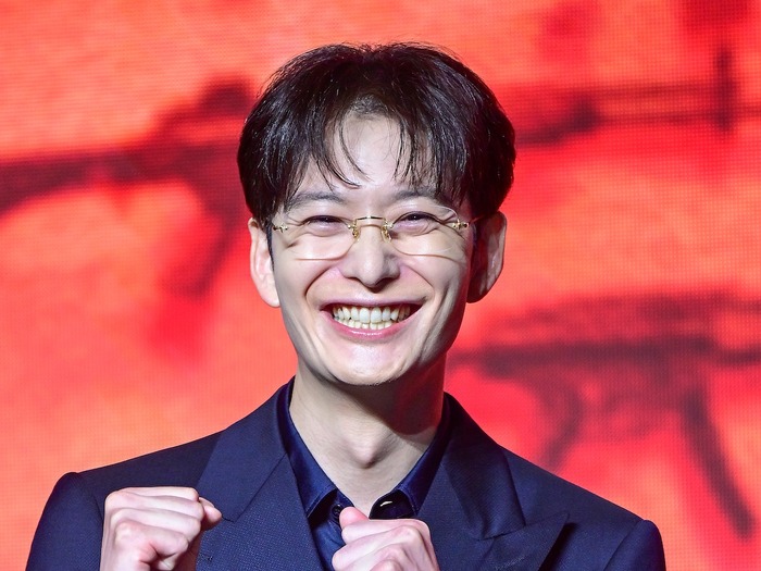 韓ドラのロケ地を満喫する岡田将生のお茶目な姿…誕生日のプライベートショットに反響【写真】