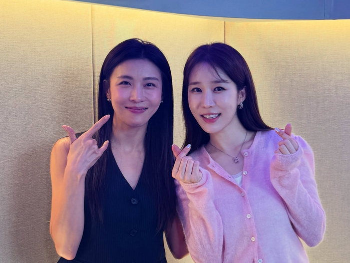 「2人あわせて92歳って本当…!?」女優ハ・ジウォン＆ユ・インナが“15年ぶり”の再会！【写真】