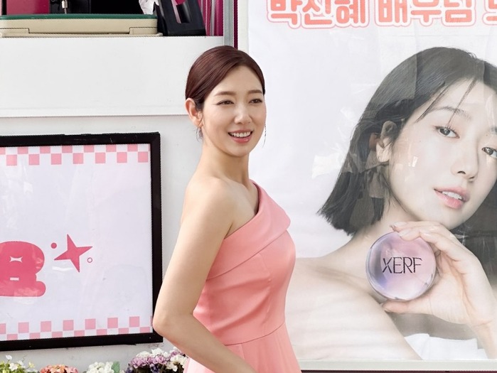 本当に妊娠中…!? パク・シネ、スリムすぎるドレス姿で“女神オーラ”全開！【写真】