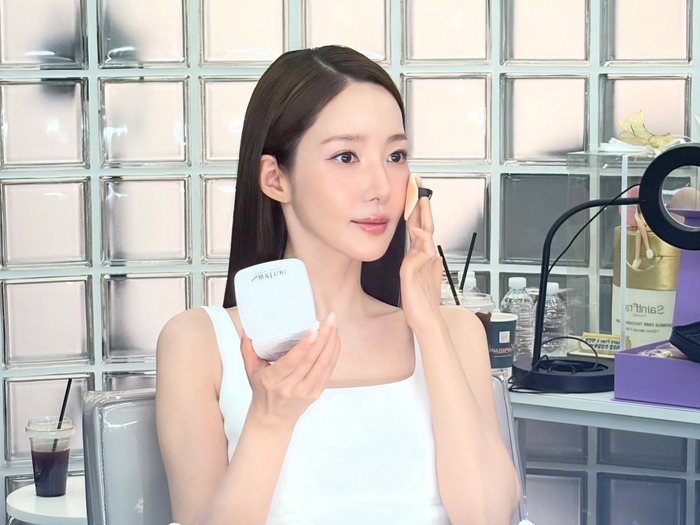 女優パク・ミニョン、陶器のような透明肌とサラツヤのロングヘアにくぎ付け【写真】