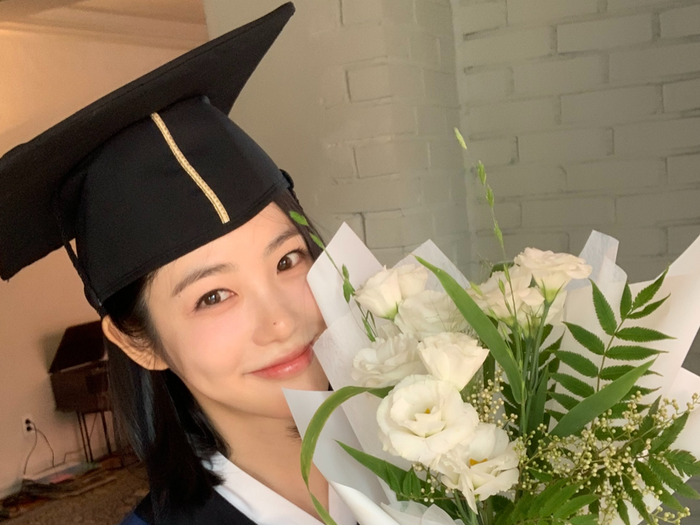「入学から10年…」女優シン・イェウンがついに大学卒業!笑顔の卒業ショットに祝福の嵐【写真】